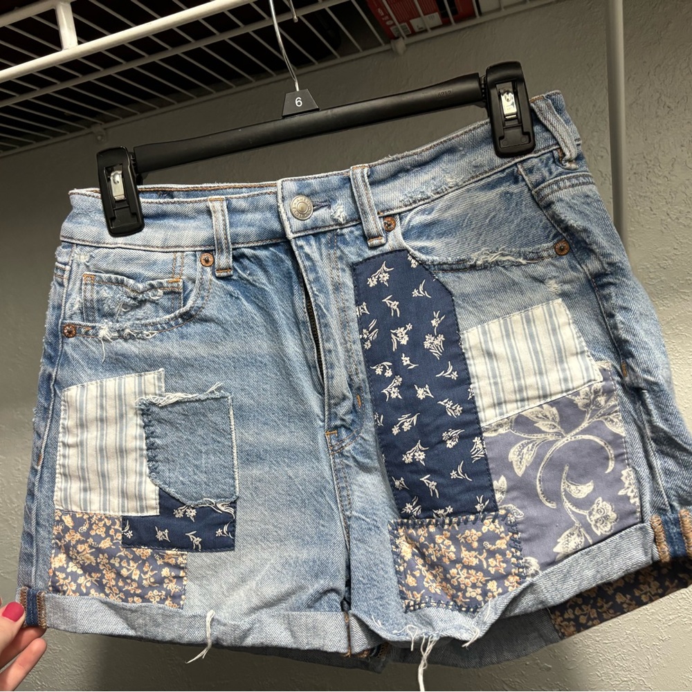 AMERICAN EAGLE patterned denim shorts
